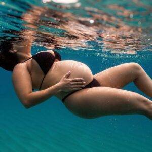 Fotoshooting mit Babybauch Unterwasser