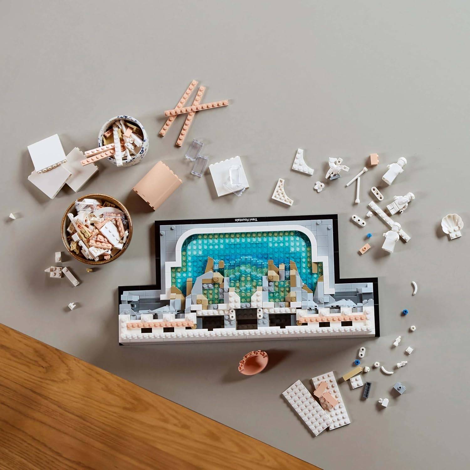 LEGO Architecture Trevi-Brunnen - Modell eines Wahrzeichens von Rom mit Minifiguren Skulpturen - Sammlerstück für das Büro und Wohnzimmer - Geschenk für Erwachsene und Architekturliebhaber 21062 – Bild 3