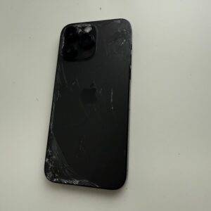 iPhone 15 Pro Max Gerät voll funktionsfähig, Vorder und Rückseite gesplittert