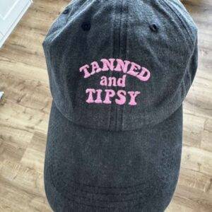 ????☀️ Damen Baseball Cap – „TANNED AND TIPSY“ – bestickt • verstellbar • atmungsaktiv • Outdoor-Style ????????