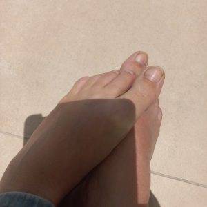 Zarte Füße und getragene Socken