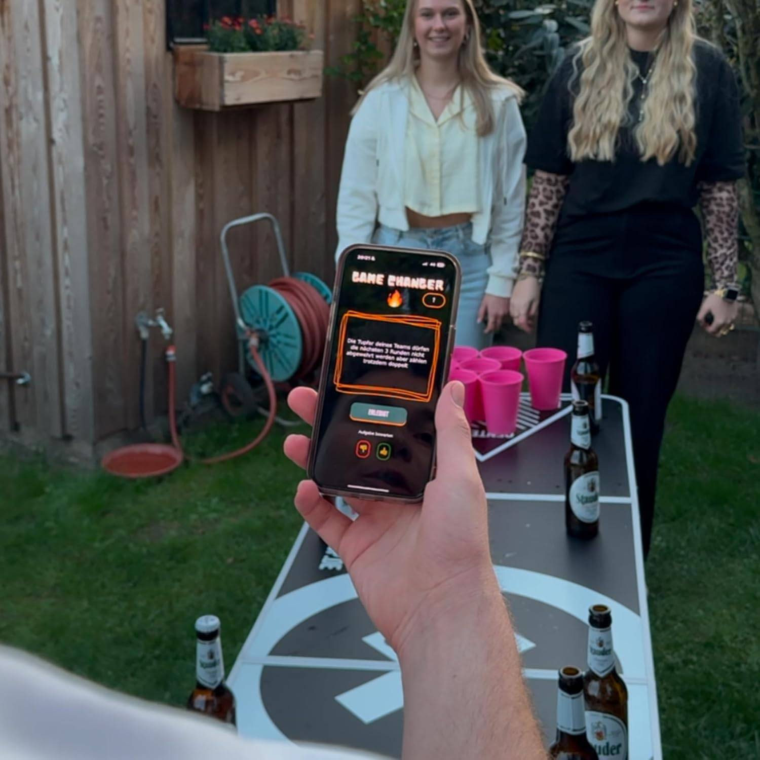 QR-Pong Interaktives Beer Pong Set, 20 Hartplastikbecher, 4 Tischtennisbälle, Schwarz/Grün/Pink – Bild 3