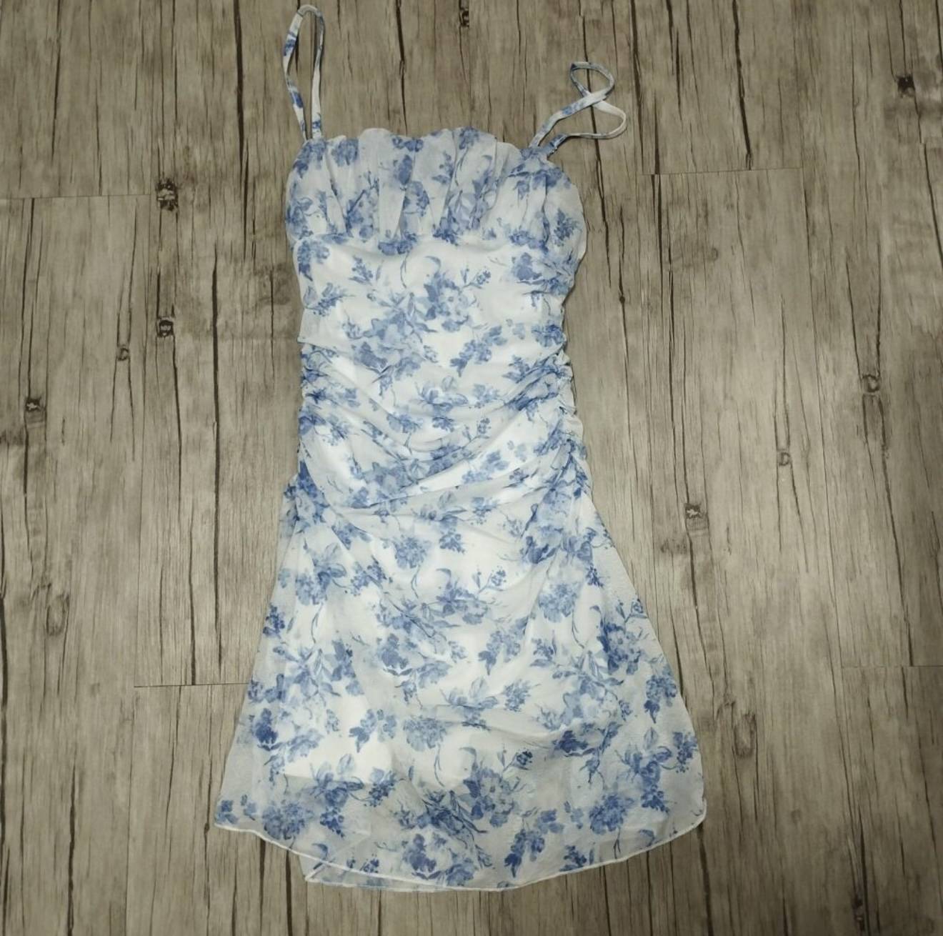 Weiß-blaues Sommerkleid – Größe M – leicht & schön für warme Tage