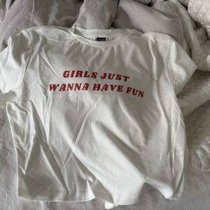 Weißes T-Shirt mit rotem Print – XS