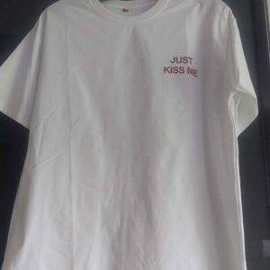 „Just Kiss Me“ T-Shirt 💋 – Weiß, Größe M