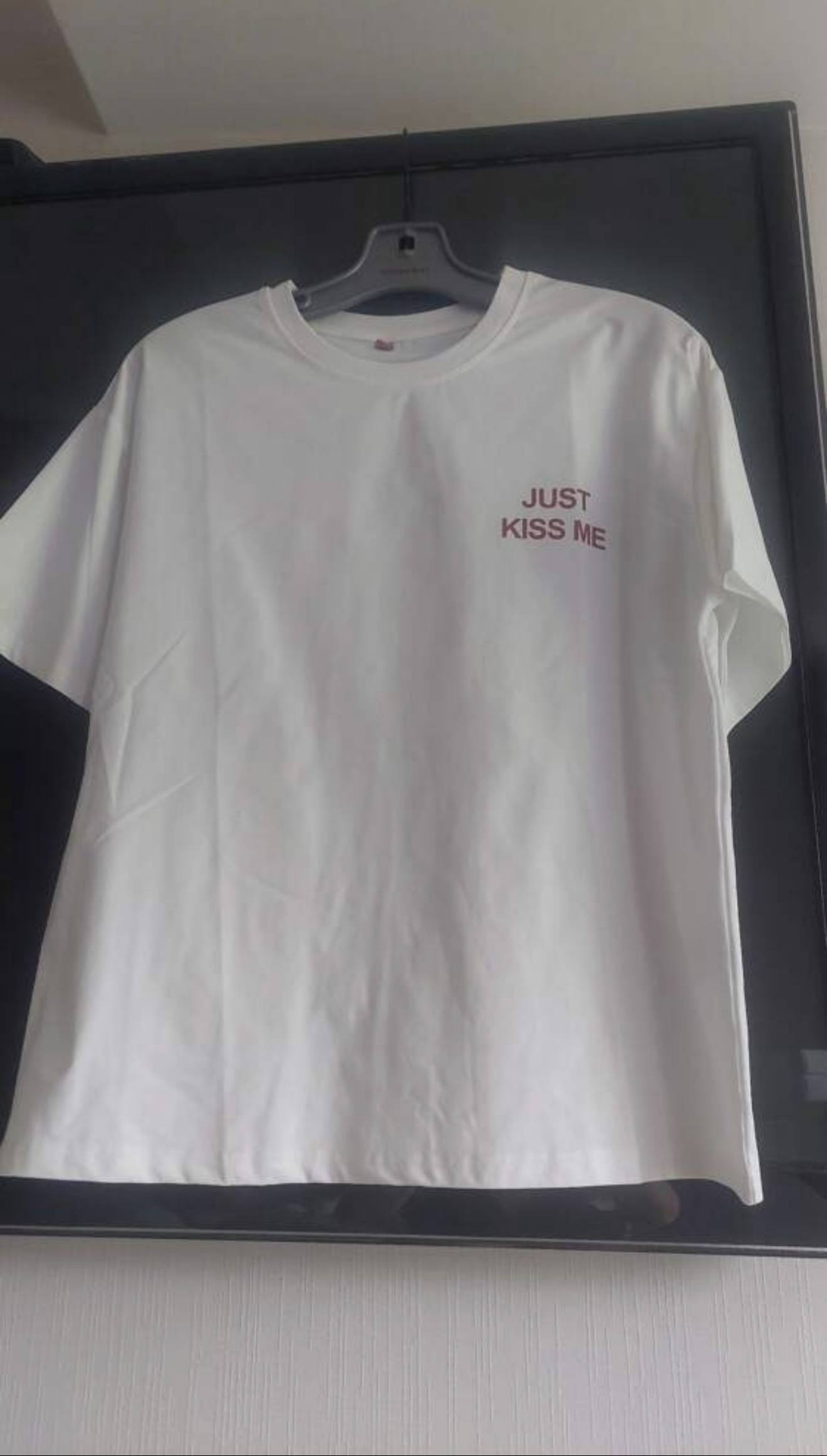 „Just Kiss Me“ T-Shirt 💋 – Weiß, Größe M – Bild 2