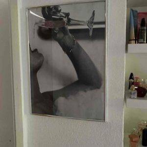 Modernes Kunstwerk Poster – Frau mit Weinglas auf Toilette