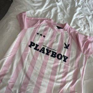 Playboy Oversized Sport-Trikot-T-Shirt – Pink/Weiß – Größe S