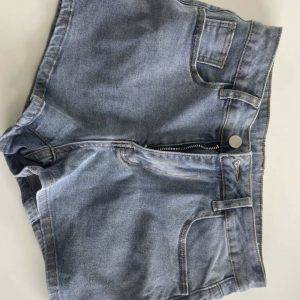 Jeans Shorts Damen – Größe 36, kaum getragen, mit ausgefranstem Saum