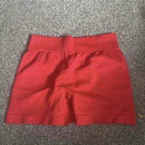 Sportliche Damen-Hose – Rote Farbe mit Schriftzug am Taillenbund – Kurzgröße L