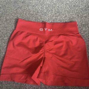 Sportliche Damen-Hose – Rote Farbe mit Schriftzug am Taillenbund – Kurzgröße L