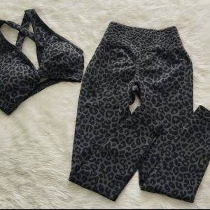 Sport Set Leggings und Sport Top S getragen