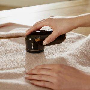 Philips Fusselentferner für alle Kleidungsstücke, entfernt kleine Knötchen, 2 Höheneinstellungen, batteriebetrieben (2 Philips AA-Batterien inkl.), 8 x 12.3 x 5.8 cm, schwarz-Gold (GC026/80)