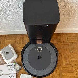Roboterstaubsauger Roomba i5+ mit Basisstation und Zubehör