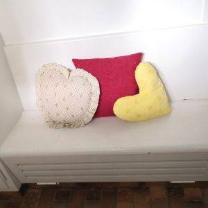 3 STK: 2 HERZ-KISSEN & 1 QUADRAT-KISSEN