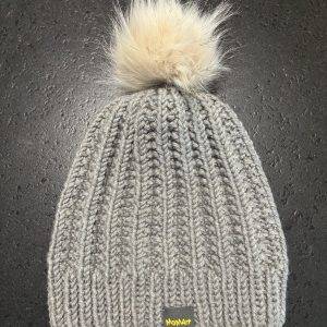 Wollmütze mit Bommel