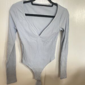Hellblauer Body mit V-Ausschnitt, Größe XXS (fällt groß aus)